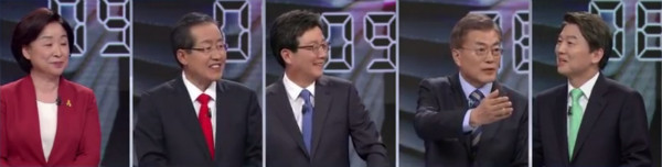 ▲ 원내 주요 5당의 대선후보들이 19일 KBS 후보자 초청토론회에서 사드 배치와 관련한 논쟁을 벌이고 있던 와중에, 더불어민주당 문재인 후보가 국민의당 안철수 후보에게 관련한 질문을 해볼 것을 권유하고 있다(자료사진). ⓒKBS보도화면 갈무리