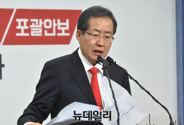 자유한국당 홍준표 후보. 그는 지난 19일 KBS에서 진행한 TV토론회에서 문재인 후보에 "대북결재 관련 회의록을 공개하라"고 했다. ⓒ뉴데일리 이종현 기자