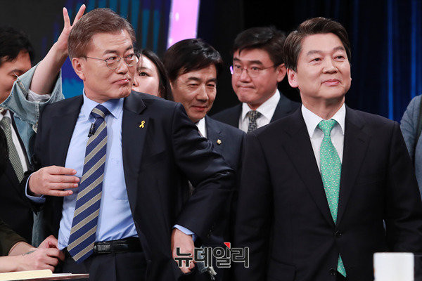 더불어민주당 문재인(왼쪽) 대선후보와 국민의당 안철수(오른쪽) 대선후보가 19일 KBS본관에서 열린 생방송 TV토론회에 참석했다. ⓒ공동사진취재단