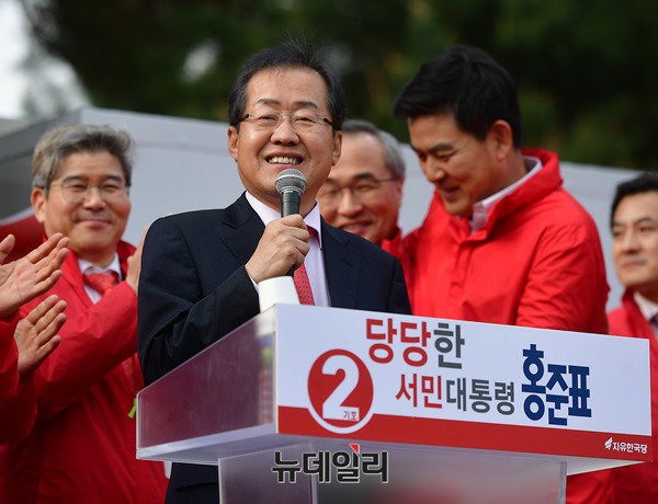 ▲ 자유한국당 홍준표 후보가 지난 19일 문재인 후보가 '진주의료원'과 '무상급식'으로 공세를 펴자 강공으로 맞받았다. ⓒ뉴데일리 정상윤 기자