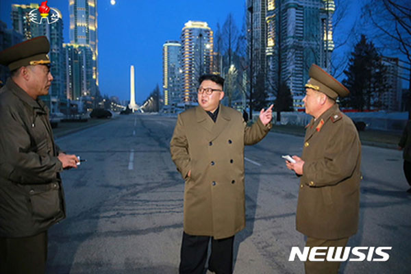 ▲ 지난 4월 13일 평양 여명거리 완공식에 참석한 김정은. 김정은이 최근 각 도 소재지마다 '평양 여명거리'와 같은 고층아파트를 지으라고 명령한 것으로 전해졌다. ⓒ뉴시스. 무단전재 및 재배포 금지.
