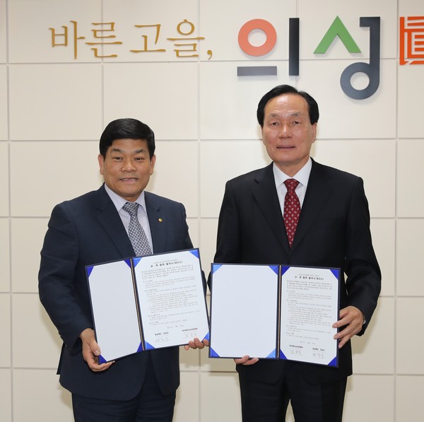 ▲ 김주수 의성군수(오른쪽)가 지난 19일 한국복지사이버대와 교육협력 증진을 위한 협약을 체결했다.ⓒ의성군