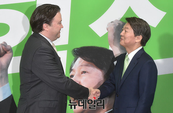 ▲ 국민의당 안철수 대선후보가 20일 여의도 당사에서 주한미국 마크네퍼 대리대사와 만나 악수를 나누고 있다. ⓒ뉴데일리 이종현 기자