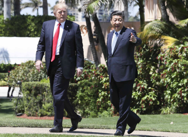 도널드 트럼프 미국 대통령과 시진핑 중공 국가주석이 지난 8일 미국 플로리다 팜비치를 함께 걸으며 대화를 나누고 있다. ⓒ뉴시스 사진DB