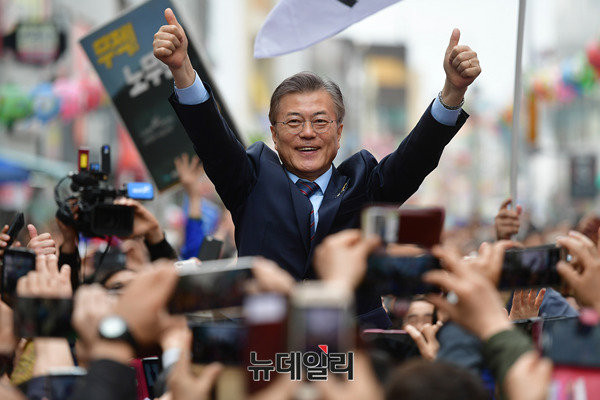 ▲ 더불어민주당 문재인 후보가 20일 오후 강원도 원주시에서 열린 유세에서 시민들에게 두 손을 들어 인사하고 있다.ⓒ정상윤 기자