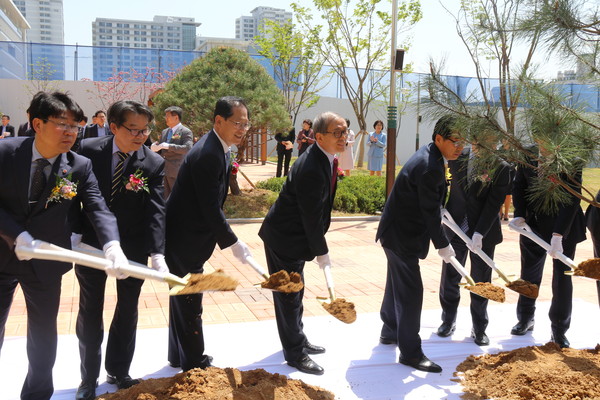 ▲ 윤여표 총장(왼쪽에서 네번째)을 비롯한 내‧외빈들이 기념식수를 하고 있다.ⓒ충북대