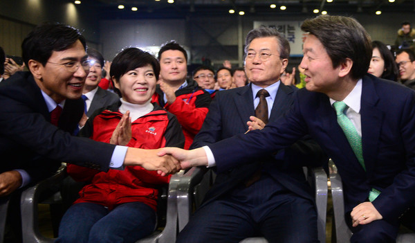 ▲ 지난 3월 경기 고양 일산 킨텍스에서 열린 공무원노동조합총연맹 제4대 출범식에서 안희정 충남지사와 국민의당 안철수 대선후보가 더불어민주당 문재인 후보를 사이에 두고 악수를 나누고 있다. ⓒ뉴시스 사진DB