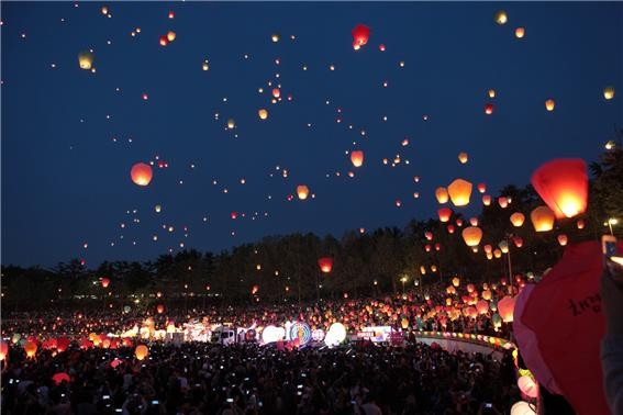 ▲ 지난해 열린 ‘소원풍등날리기 행사’.ⓒ대구시