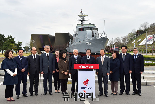 자유한국당 홍준표 후보가 20일 경기도 평택에 있는 해군 제2함대 사령부를 방문해 보훈공약을 발표했다. ⓒ뉴데일리 공준표 기자