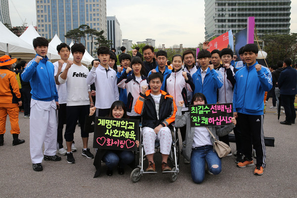 ▲ 최길수 소방관(중앙)과 계명대 학생들이 대회 참가 후 기념촬영을 하고 있다.ⓒ계명대