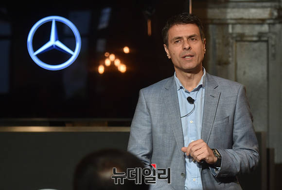 ▲ 디미트리스 실라키스 메르세데스-벤츠코리아 사장이 20일 서울 성수동 인근 카페에서 진행된 '뉴 GLC 쿠페' 론칭 행사에서 소감을 밝히고 있는 모습.ⓒ이종현 기자