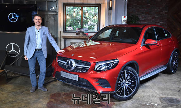 ▲ 디미트리스 실라키스 메르세데스-벤츠코리아 사장이 20일 서울 성수동 인근 카페에서 진행된 '뉴 GLC 쿠페' 론칭 행사에 참석해 220 d 4 쿠페 앞에서 포즈를 취하고 있는 모습.ⓒ이종현 기자