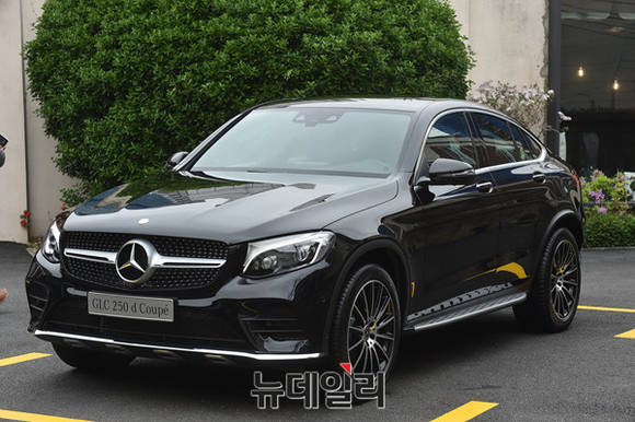 ▲ 메스세데스-벤츠코리아는 20일 서울 성수도 인근 카페에서 '뉴 GLC 쿠페' 론칭 행사를 진행했다. 사진은 GLC 250 d 쿠페.ⓒ이종현 기자