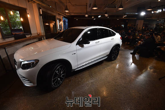 ▲ 메스세데스-벤츠코리아는 20일 서울 성수도 인근 카페에서 '뉴 GLC 쿠페' 론칭 행사를 진행했다. 사진은 뉴 AMG GLC 43 4MATIC 쿠페.ⓒ이종현 기자