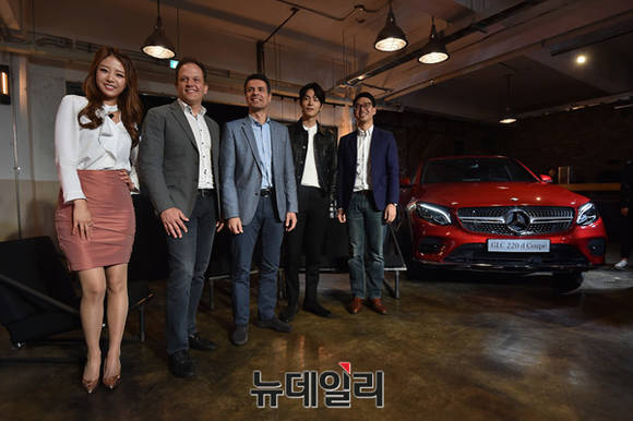 ▲ (왼쪽부터)배지현 아나운서, 마틴 슐츠 벤츠코리아 부사장, 디미트리스 실라키스 벤츠코리아 사장, 배우 홍종현, 최형환 마케팅커뮤니케이션 상무 등은 20일 서울 성수동 인근에서 진행된 '뉴 GLC 쿠페' 론칭 행사에 참석해 포즈를 취하고 있다.ⓒ이종현 기자