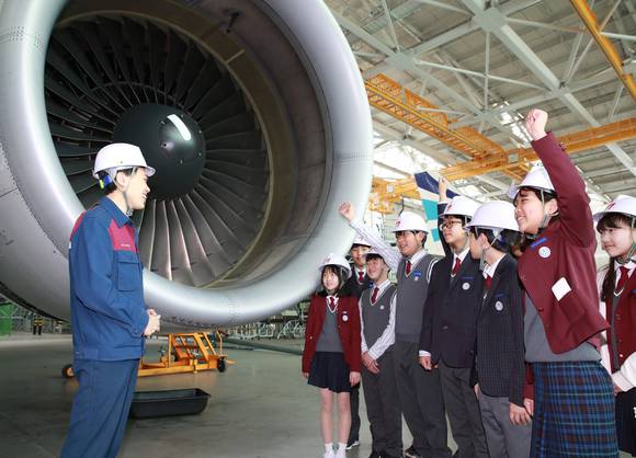 ▲ 아시아나항공은 20일 인천국제공항 제2격납고에서 부천중흥중학교 학생 30명을 대상으로 '색동창의STEAM 교실'을 진행했다고 밝혔다.ⓒ아시아나항공