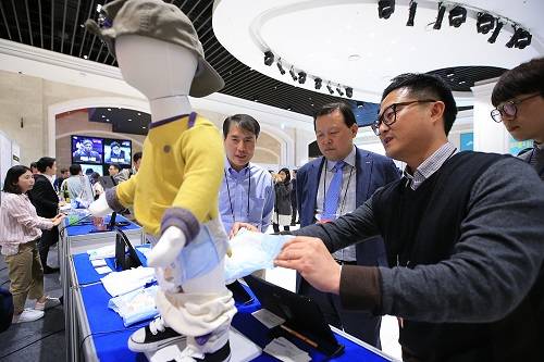 ▲ 황각규 롯데그룹 경영혁신실장이 엘캠프 기업 및 사내벤처 전시 부스를 둘러보고 있다. ⓒ롯데