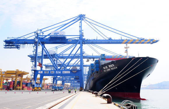 ▲ 20일 오전 8시40분에 부산신항 PNC터미널에 접안한 SM LONG BEACH호ⓒSM상선