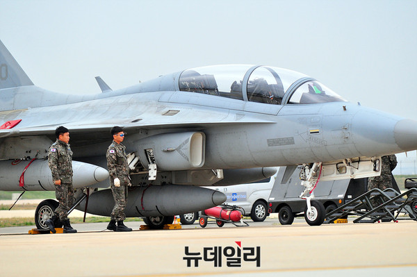 한국공군 TA-50 전투기가 이륙 전 지상 안전 정비 점검을 하고 있다. ⓒ뉴데일리 오세진 기자