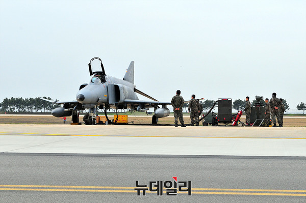 한국공군 F-4E 팬텀 전폭기가 훈련전 지상 안전 정비 점검을 하고 있다. ⓒ뉴데일리 오세진 기자