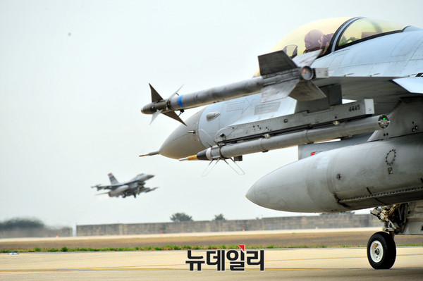 ▲ 미국 공군 전투기들이 이륙 준비를 하고 있다. ⓒ뉴데일리 오세진 기자
