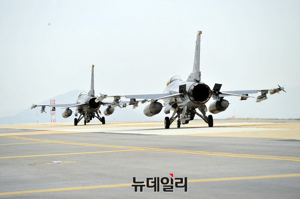 ▲ 미국 공군 전투기들이 이륙 준비를 하고 있다. ⓒ뉴데일리 오세진 기자
