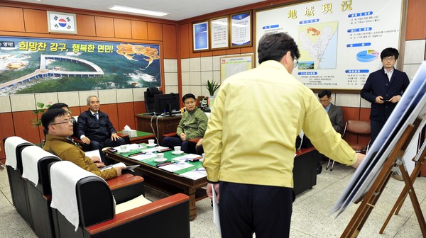 ▲ 국민안전처 이성호차관(중간)이 지난 19일 강구면사무소에서 지진해일시설 현황에 관한 보고를 받고 있는 모습.ⓒ영덕군