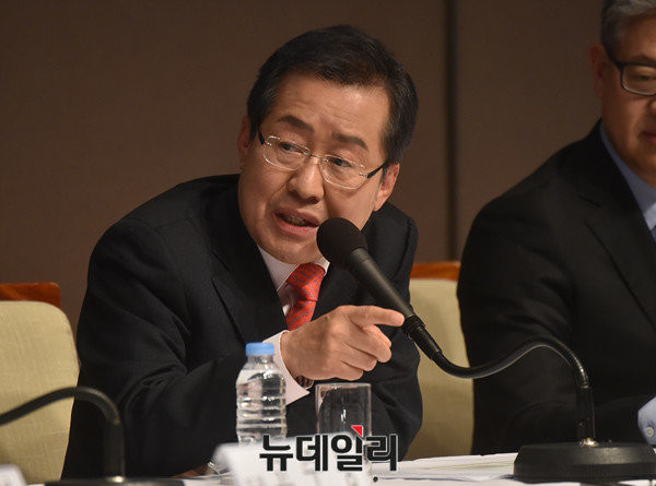 ▲ 자유한국당 홍준표 후보가 21일 자신이 2005년 써낸 책에 들어있는 '돼지 흥분제' 관련 내용에 대해 해명했다. ⓒ뉴데일리 이종현 기자