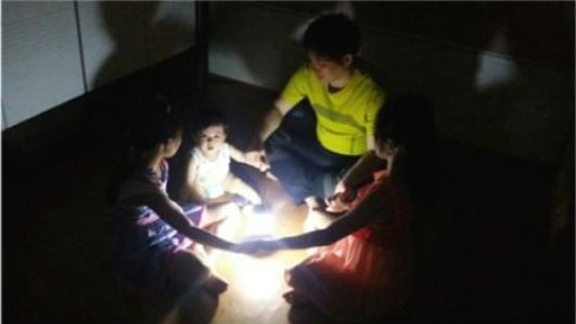 ▲ 지난해 소등 행사에 참여한 가족의 모습.ⓒ풀꿈환경재단