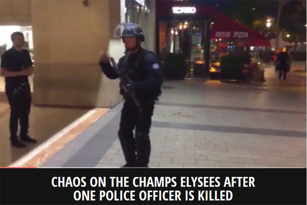 지난 20일 오후 9시 무렵(현지시간) 프랑스 파리 샹젤리제 거리에서는 AK소총을 난사하는 테러가 발생했다. 사진은 테러 직후 무장경찰관이 주변 시민을 대피시키는 모습. ⓒ英'미러' 관련보도 화면캡쳐.