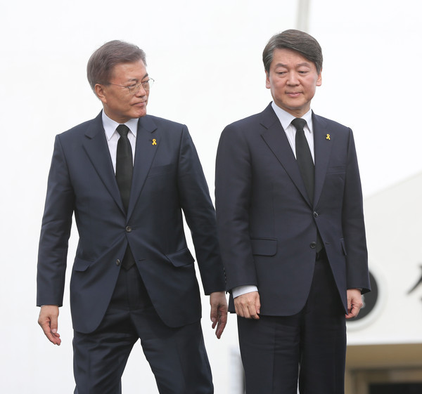 ▲ 문재인 더불어민주당 대선후보와 안철수 국민의당 후보가 16일 오후 세월호 3주기 기억식이 열린 안산 세월호 희생자 합동분향소에서 추모사를 통해 밝힌 약속을 지키겠다는 의미로 전명선 4.16 세월호 참사 가족협의회 운영위원장과 인사한 뒤 단상을 내려가고 있다. ⓒ뉴시스