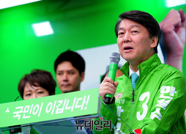 ▲ 국민의당 안철수 후보가 21일 오후 울산롯데백화점 앞에서 열린 국민승리유세에서 민주당 선대위의 네거티브 문건 사태를 강하게 성토하고 있다. ⓒ울산=뉴데일리 공준표 기자