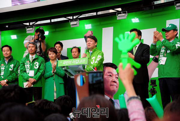 ▲ 국민의당 안철수 후보가 21일 오후 울산롯데백화점 앞에서 열린 국민승리유세에서 연설하고 있다. 왼쪽에 이태규 이언주 의원 등이 연설을 지켜보며 박수를 치고 있다. ⓒ울산=뉴데일리 공준표 기자