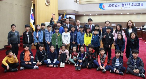 ▲ 충북도의회가 21일 청주 솔밭초등학교와 진천 학성초등학교 학생 60여명을 대상으로 청소년 의회교실을 진행했다.ⓒ충북도의회