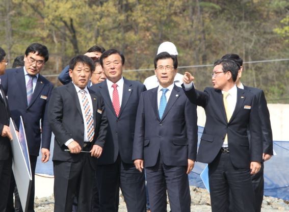 ▲ 이시종 충북도지사가 21일 영동 와인터널 공사 현장을 방문해 직원들을 격려하고 진행 상황을 점검했다.ⓒ충북도