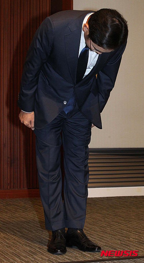 ▲ 2015년 6월23일 이재용 삼성전자 부회장이, 서울 서초구 삼성전자 다목적홀에서 메르스(MERS·중동호흡기증후군) 사태와 관련해 대국민사과 기자회견을 하며 고개 숙여 사과하고 있다. ⓒ 사진 뉴시스