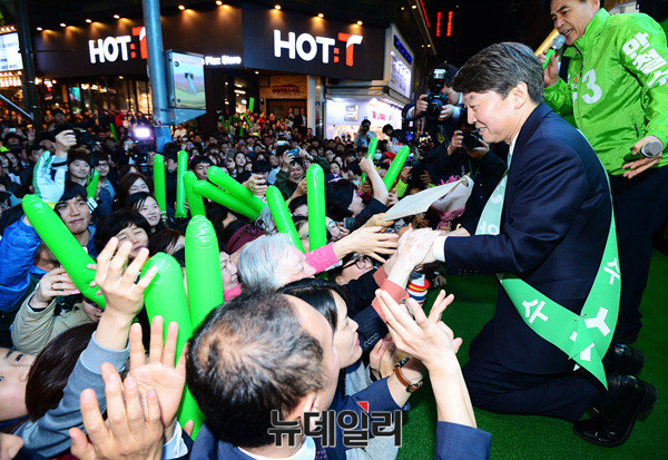 ▲ 국민의당 안철수 후보가 21일 부산 서면 쥬디스태화 앞에서의 유세 연설을 마치고 연단 아래로 몸을 굽히자 부산시민들이 저마다 팔을 내뻗어 손을 맞잡기 위해 일순 소란이 벌어지고 있다. ⓒ부산=사진공동취재단