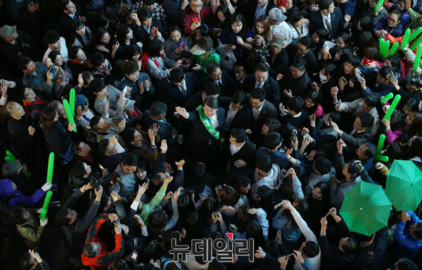 ▲ 국민의당 안철수 후보가 21일 부산 서면 쥬디스태화 앞 유세에서 인산인해의 부산시민들 사이로 걸어가고 있다. ⓒ부산=사진공동취재단