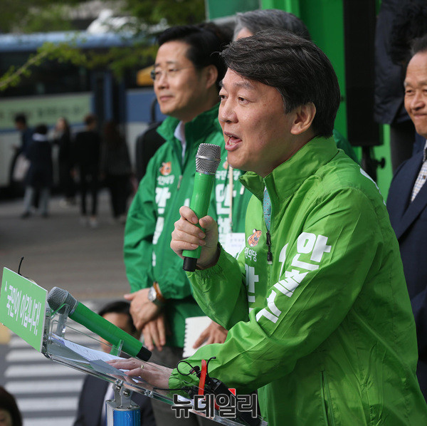 ▲ 국민의당 안철수 후보가 21일 울산롯데백화점 앞에서 열린 국민승리유세에서 울산을 쓰리디프린팅산업의 메카로 육성하겠다는 뜻을 밝히고 있다. 사진 왼쪽은 이태규 의원. ⓒ울산=사진공동취재단