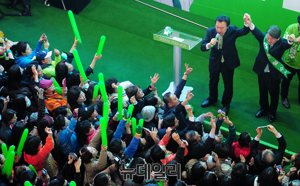 ▲ 국민의당 손학규 선거대책위원장이 21일 부산서면 쥬디스태화 앞에서 열린 국민승리유세에서 안철수 후보의 손을 번쩍 치켜올리고 있다. ⓒ부산=뉴데일리 공준표 기자