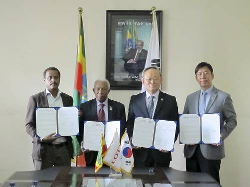 ▲ 롯데는 지난 20일 에티오피아의 수도 아디스아바바 시청에서 참전용사복지회관 건립 합의서를 체결했다. ⓒ롯데