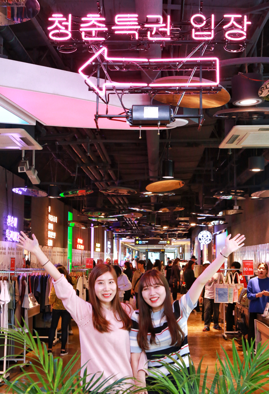 ▲ 21일 오전 신촌점 유플렉스 지하 2층에서 직원이 네온사인으로 꾸며진 '팝스트리트'를 소개하고있다. ⓒ현대백화점