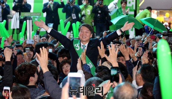 ▲ 국민의당 안철수 후보가 21일 부산 서면 쥬디스태화 앞에서 열린 국민승리유세에서 부산시민들의 환호에 답하고 있다. ⓒ부산=사진공동취재단