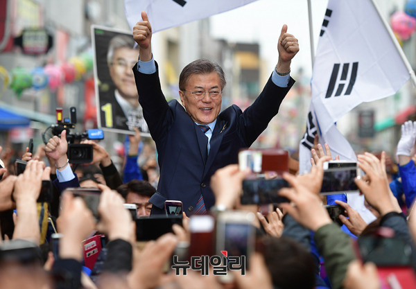 ▲ 더불어민주당 문재인 후보가 20일 강원 원주 유세에서 지지자들의 환호에 두 팔을 번쩍 치켜들어보이고 있다. ⓒ원주(강원)=뉴데일리 정상윤 기자