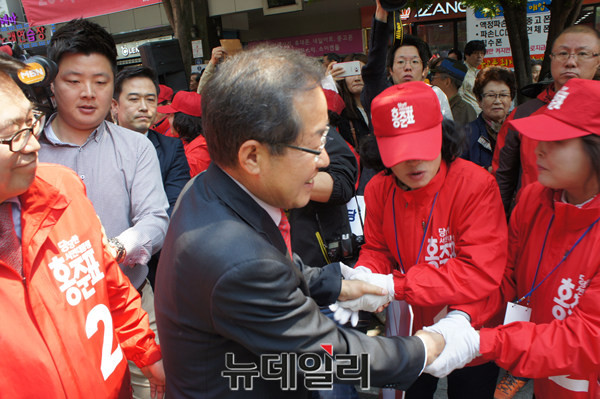 ▲ 22일 충북 청주 성안길을 방문한 홍준표 자유한국당 대통령 후보가 당원, 시민들과 악수를 나누고 있다.ⓒ김종혁 기자