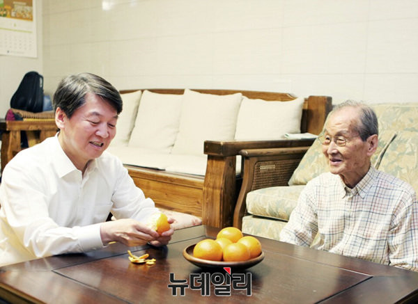 ▲ 국민의당 안철수 후보가 21일 저녁 유세를 마친 뒤 부산 본가를 찾아 부친과 모친께 과일을 깎아드리고 있다 . ⓒ안철수캠프 제공