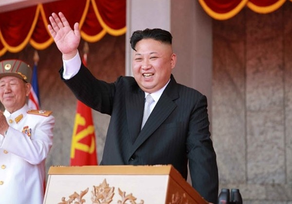 지난 15일 김일성 생일을 맞이 열병식 진행 중, 김정은이 손을 흔들고 있는 모습.ⓒ北선전매체 홈페이지 캡쳐