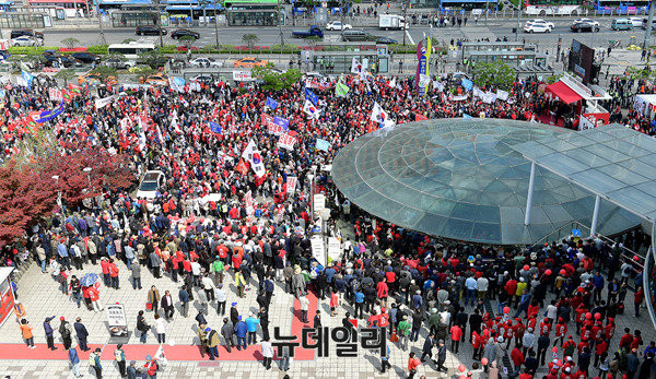 자유한국당 홍준표 후보가 22일 서울역 유세를 할 당시 현장 사진. ⓒ뉴데일리 정상윤 기자