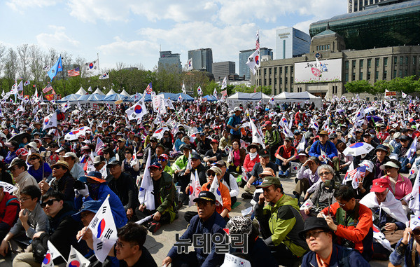 ▲ 조원진 새누리당 대통령 후보 유세 현장에 모인 지지자들. ⓒ뉴데일리 정상윤 기자