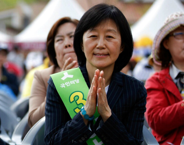 ▲ 국민의당 안철수 후보의 배우자 김미경 교수가 22일 고향 전남 순천을 방문하기에 앞서 구례에서 열린 행사에서 손뼉을 치고 있다. ⓒ뉴시스 사진DB